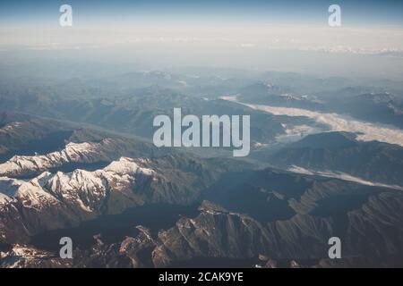 Vue sur l'Autriche depuis l'avion, montagnes couvertes de nuages et paysage magnifique depuis la vue sur les oiseaux. Banque D'Images