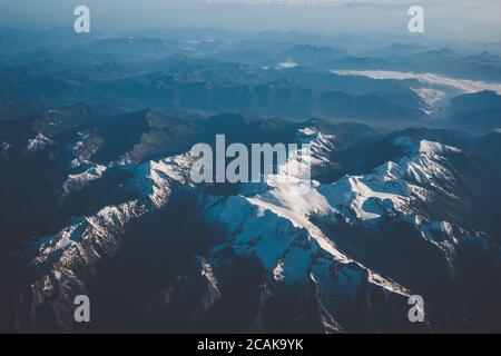 Vue sur l'Autriche depuis l'avion, montagnes couvertes de nuages et paysage magnifique depuis la vue sur les oiseaux. Banque D'Images