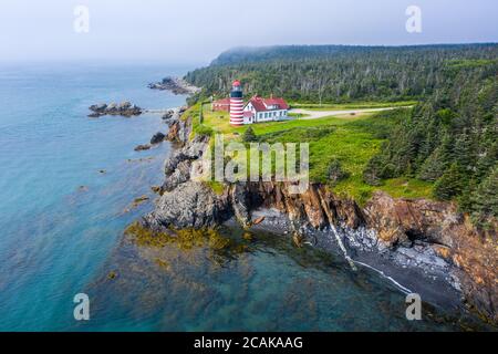 West Quoddy Head Lighthouse, parc national de Quoddy Head, Lubec, Maine, États-Unis Banque D'Images