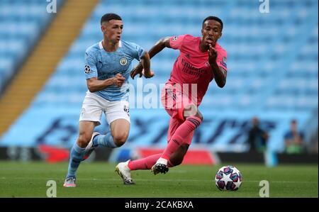 Phil Foden de Manchester City (à gauche) et Gabriel Eder Militao du Real Madrid se battent pour le ballon lors de la Ligue des champions de l'UEFA, partie 16, deuxième match de la jambe au Etihad Stadium de Manchester. Vendredi 7 août 2020. Voir PA Story FOOTBALL Man City. Le crédit photo devrait se lire comme suit : Nick Potts/NMC Pool/PA Wire. Banque D'Images