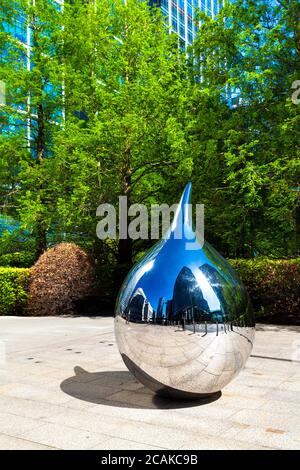 Sculpture en acier poli avec finition miroir « Tear » de Richard Hudson à Canary Wharf, Londres, Royaume-Uni Banque D'Images