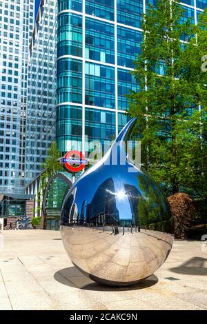 Sculpture en acier poli avec finition miroir « Tear » de Richard Hudson à Canary Wharf, Londres, Royaume-Uni Banque D'Images