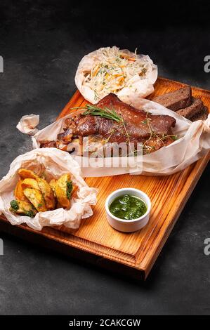 Jarret avec pommes de terre et choucroute. Cuisine européenne Banque D'Images