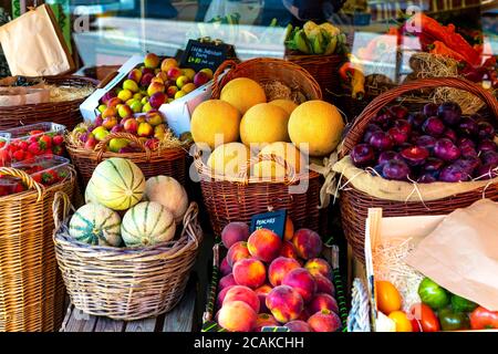 Fruits et légumes dans des paniers en osier à l'avant d'une ferme, Staines Farm Shop, High Street, Whitestable, Royaume-Uni Banque D'Images