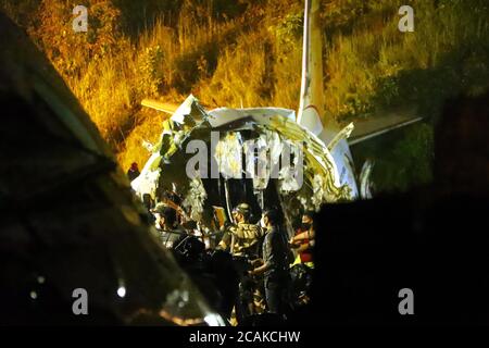 Aéroport de Kozhikode, Kerala, Inde. 7 août 2020. Les sauveteurs travaillent sur la scène de l'atterrissage en catastrophe à l'aéroport de Kozhikode, dans l'État du Kerala, au sud de l'Inde, le 7 août 2020. Le nombre de morts dans l'accident d'atterrissage en catastrophe de vendredi soir dans le sud de l'Inde est passé à 14, avec 123 autres blessés, a confirmé un policier local. (Xinhua) Credit: Xinhua/Alay Live News Banque D'Images