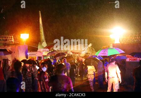 Aéroport de Kozhikode, Kerala, Inde. 7 août 2020. Les sauveteurs, la police et les pompiers travaillent sur les lieux de débarquement de l'avion à l'aéroport de Kozhikode, dans l'État du Kerala, dans le sud de l'Inde, le 7 août 2020. Le nombre de morts dans l'accident d'atterrissage en catastrophe de vendredi soir dans le sud de l'Inde est passé à 14, avec 123 autres blessés, a confirmé un policier local. (Xinhua) Credit: Xinhua/Alay Live News Banque D'Images