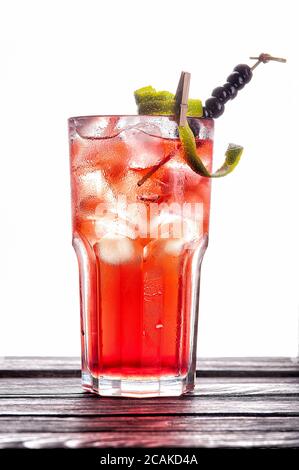 Cocktail rouge avec alcool, sans alcool, glace sur table en bois noir. Banque D'Images