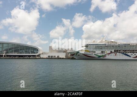 Norwegian Cruise Lines Norwegian Dawn amarré à PortMiami, capitale mondiale des croisières, à Miami, Floride, États-Unis Banque D'Images