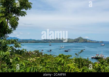 Vue sur le port de Labuan Bajo et Palua Karawo tôt le matin, Flores Indonésie Banque D'Images