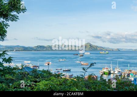 Vue sur le port de Labuan Bajo et Palua Karawo tôt le matin, Flores Indonésie Banque D'Images