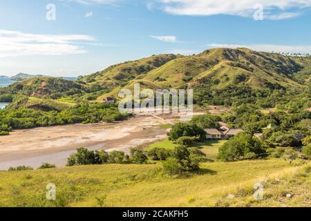 Une montagne et une crique côtière sur l'île de Rinca, parc national de Komodo, Flores, Indonésie Banque D'Images