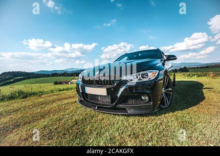 BAVIÈRE / ALLEMAGNE - AOÛT 07,2020 : BMW 330 allemande se trouve en face d'un beau paysage bavarois Banque D'Images