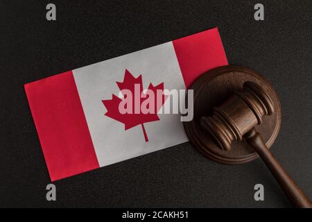 Juge Gavel et drapeau du Canada. Violation des droits de l'homme. Droit et justice. Banque D'Images