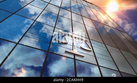 Cour avec un symbole de poids sur bâtiment en verre. Ciel en miroir et façade moderne de la ville. Justice, droit, droit, justice, équité, justice et palais de justice public co Banque D'Images