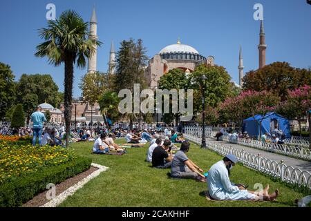 Les musulmans attendent le temps de prière sur la place Sainte-Sophie. Le président du Parti pour la justice et le développement, l'AKP, le président Recep Tayyip Erdogan, a joué le Banque D'Images