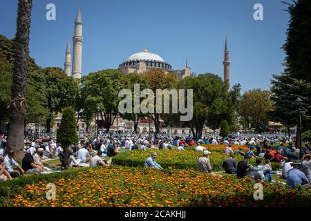 Les musulmans attendent le temps de prière sur la place Sainte-Sophie. Le président du Parti pour la justice et le développement, l'AKP, le président Recep Tayyip Erdogan, a joué le Banque D'Images