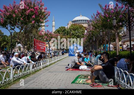 Les musulmans attendent le temps de prière sur la place Sainte-Sophie. Le président du Parti pour la justice et le développement, l'AKP, le président Recep Tayyip Erdogan, a joué le Banque D'Images