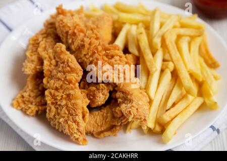 Filets de poulet croustillant et frites maison, vue en angle bas. Gros plan. Banque D'Images