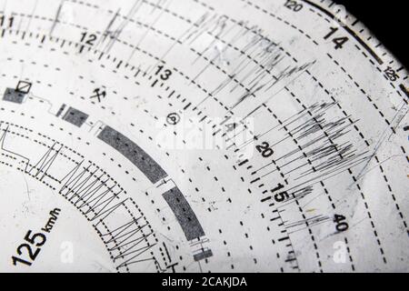 Cadran de tachygraphe papier. Route du conducteur professionnel. Arrière-plan clair. Banque D'Images