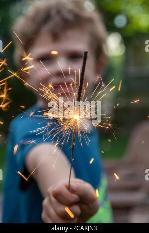 Denver, Colorado - Adam Hjermstad Jr., six ans, est le gardien de but pour célébrer le jour de l'indépendance. Banque D'Images