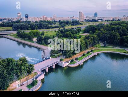 Minsk, Bélarus - 27 août 2020 : panorama aérien du centre-ville de Minsk (capitale du Bélarus) près de Stella, Victory Park et de la rivière Svislach Banque D'Images