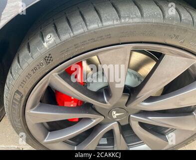Orlando,FL/USA- 8/2/20: Un Tesla avec un pneu Michelin qui a un clou dans la bande de roulement en besoin de réparation ou un pneu neuf. Banque D'Images