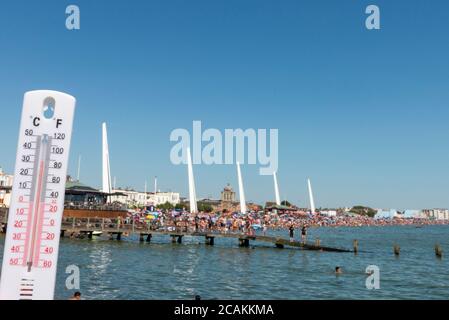 Plage animée lors d'une journée chaude à Southend on Sea, Essex, Royaume-Uni, pendant la pandémie du coronavirus COVID-19. Thermomètre à 32 degrés Celsius. Personnes Banque D'Images