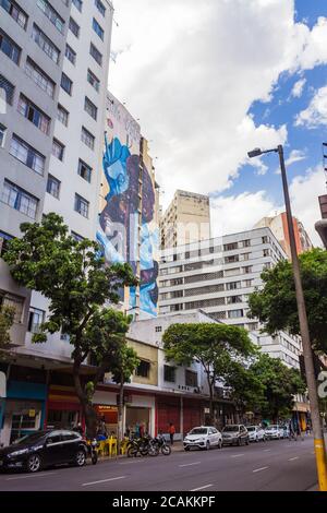 Rue avec graffiti dans le centre-ville de Belo Horizonte Banque D'Images