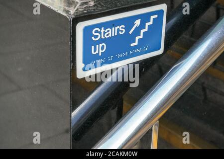 Détail sur l'affiche bleue « Stair up » avec écriture en braille pour les personnes aveugles handicapées ci-dessous. Banque D'Images