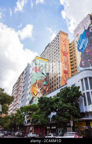 Bâtiments aux graffitis sur les façades du centre-ville de Belo Horizonte Banque D'Images