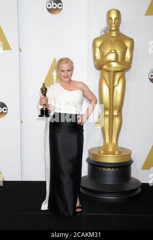 OSCARS - PRESSROOM - Patricia Arquette tient son Oscar pour avoir remporté la meilleure actrice de soutien pour son rôle dans « Boyhood » dans la salle de presse lors du 87e Academy Awards qui s'est tenu au Dolby Theatre de Los Angeles, le 22 février 2015. Photo de Francis Specker Banque D'Images