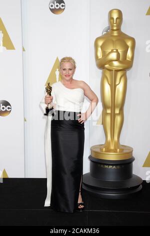 OSCARS - PRESSROOM - Patricia Arquette tient son Oscar pour avoir remporté la meilleure actrice de soutien pour son rôle dans « Boyhood » dans la salle de presse lors du 87e Academy Awards qui s'est tenu au Dolby Theatre de Los Angeles, le 22 février 2015. Photo de Francis Specker Banque D'Images