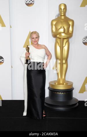 OSCARS - PRESSROOM - Patricia Arquette tient son Oscar pour avoir remporté la meilleure actrice de soutien pour son rôle dans « Boyhood » dans la salle de presse lors du 87e Academy Awards qui s'est tenu au Dolby Theatre de Los Angeles, le 22 février 2015. Photo de Francis Specker Banque D'Images