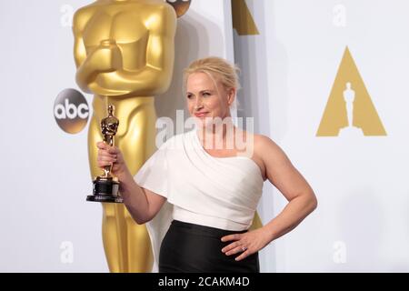 OSCARS - PRESSROOM - Patricia Arquette tient son Oscar pour avoir remporté la meilleure actrice de soutien pour son rôle dans « Boyhood » dans la salle de presse lors du 87e Academy Awards qui s'est tenu au Dolby Theatre de Los Angeles, le 22 février 2015. Photo de Francis Specker Banque D'Images
