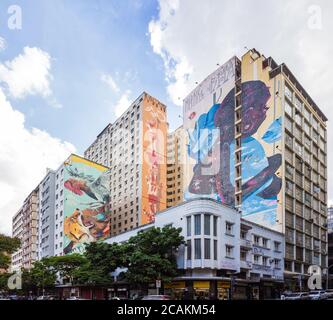 Bâtiments aux graffitis sur les façades du centre-ville de Belo Horizonte Banque D'Images