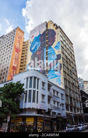 Bâtiments aux graffitis sur les façades du centre-ville de Belo Horizonte Banque D'Images