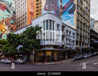 Bâtiments aux graffitis sur les façades du centre-ville de Belo Horizonte Banque D'Images