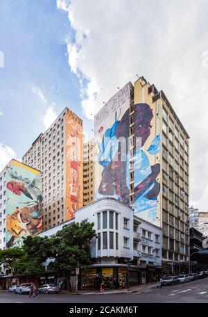 Bâtiments aux graffitis sur les façades du centre-ville de Belo Horizonte Banque D'Images