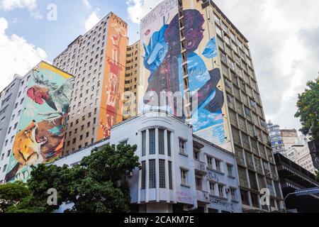 Bâtiments aux graffitis sur les façades du centre-ville de Belo Horizonte Banque D'Images