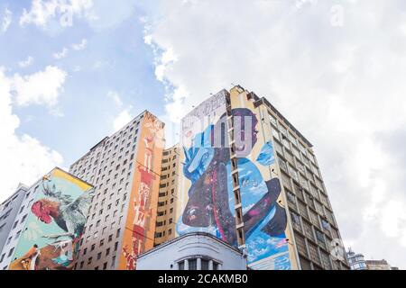 Bâtiments aux graffitis sur les façades du centre-ville de Belo Horizonte Banque D'Images