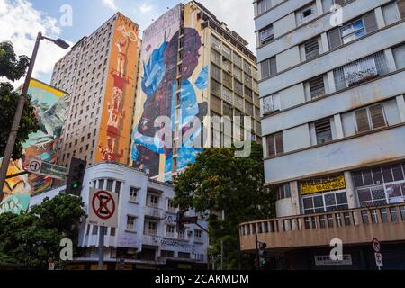 Bâtiments aux graffitis sur les façades du centre-ville de Belo Horizonte Banque D'Images