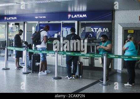 Guarulhos, Sao Paulo, Brésil. 7 août 2020. (INT) Covid-19: Circulation des personnes à l'aéroport international de Guarulhos. 7 août 2020, Guarulhos, Sao Paulo, Brésil: Mouvement des personnes à l'aéroport international de Sao Paulo à Guarulhos au milieu du covid-19, ce vendredi.Credit: Fepesil/Thenews2 Credit: Fepesil/TheNEWS2/ZUMA Wire/Alay Live News Banque D'Images