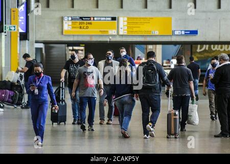 Guarulhos, Sao Paulo, Brésil. 7 août 2020. (INT) Covid-19: Circulation des personnes à l'aéroport international de Guarulhos. 7 août 2020, Guarulhos, Sao Paulo, Brésil: Mouvement des personnes à l'aéroport international de Sao Paulo à Guarulhos au milieu du covid-19, ce vendredi.Credit: Fepesil/Thenews2 Credit: Fepesil/TheNEWS2/ZUMA Wire/Alay Live News Banque D'Images