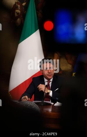 Rome, Italie. 7 août 2020. Le Premier ministre italien Giuseppe Conte assiste à une conférence de presse à Rome, en Italie, le 7 août 2020. Vendredi, le cabinet italien a donné le feu vert à un nouveau décret contenant de nouvelles mesures de soutien d'une valeur de 25 milliards d'euros (29.4 milliards de dollars américains) pour faire face à l'urgence de la COVID-19 et encourager la reprise économique. Crédit: Alberto Lingria/Xinhua/Alay Live News Banque D'Images