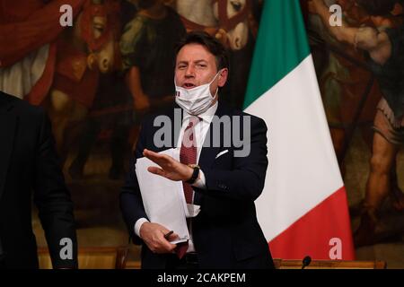 Rome, Italie. 7 août 2020. Le Premier ministre italien Giuseppe Conte assiste à une conférence de presse à Rome, en Italie, le 7 août 2020. Vendredi, le cabinet italien a donné le feu vert à un nouveau décret contenant de nouvelles mesures de soutien d'une valeur de 25 milliards d'euros (29.4 milliards de dollars américains) pour faire face à l'urgence de la COVID-19 et encourager la reprise économique. Crédit: Alberto Lingria/Xinhua/Alay Live News Banque D'Images