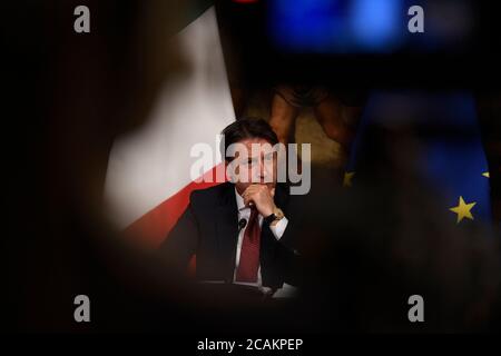 Rome, Italie. 7 août 2020. Le Premier ministre italien Giuseppe Conte assiste à une conférence de presse à Rome, en Italie, le 7 août 2020. Vendredi, le cabinet italien a donné le feu vert à un nouveau décret contenant de nouvelles mesures de soutien d'une valeur de 25 milliards d'euros (29.4 milliards de dollars américains) pour faire face à l'urgence de la COVID-19 et encourager la reprise économique. Crédit: Alberto Lingria/Xinhua/Alay Live News Banque D'Images