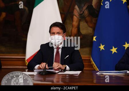 Rome, Italie. 7 août 2020. Le Premier ministre italien Giuseppe Conte assiste à une conférence de presse à Rome, en Italie, le 7 août 2020. Vendredi, le cabinet italien a donné le feu vert à un nouveau décret contenant de nouvelles mesures de soutien d'une valeur de 25 milliards d'euros (29.4 milliards de dollars américains) pour faire face à l'urgence de la COVID-19 et encourager la reprise économique. Crédit: Alberto Lingria/Xinhua/Alay Live News Banque D'Images