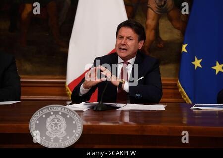 Rome, Italie. 7 août 2020. Le Premier ministre italien Giuseppe Conte prend la parole lors d'une conférence de presse à Rome, en Italie, le 7 août 2020. Vendredi, le cabinet italien a donné le feu vert à un nouveau décret contenant de nouvelles mesures de soutien d'une valeur de 25 milliards d'euros (29.4 milliards de dollars américains) pour faire face à l'urgence de la COVID-19 et encourager la reprise économique. Crédit: Alberto Lingria/Xinhua/Alay Live News Banque D'Images