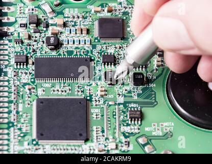 réparation d'une carte de circuit imprimé. Microtechnologie et réparations. Composants électroniques et conducteurs Banque D'Images