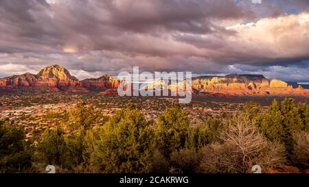 Coucher de soleil sur Thunder Mountain et d'autres montagnes de roches rouges entourant la ville de Sedona dans le nord de l'Arizona, dans la forêt nationale de Coconino, États-Unis Banque D'Images